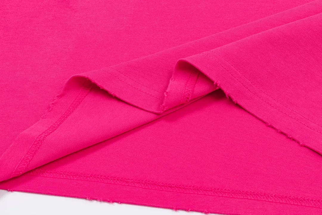 P220 CHROME HEARTS LoGo is fashionable and elegant, with dropped shoulders. The fabric is made of 26s double-yarn combed cotton compact spinning yarn with a weight of 280. It is matched with 1*1 Salona rib. The fabric is fermented and has a loose fit. Color: pink (washed hole craftsmanship) size: S～XXL
